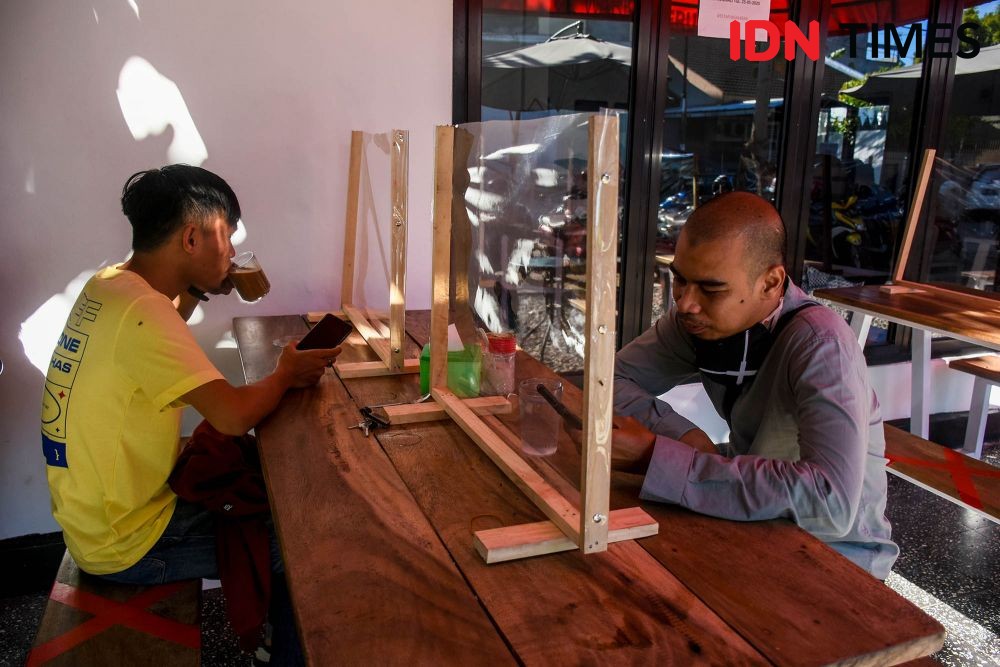 [FOTO] Buka Kembali, Warkop di Makassar Terapkan Protokol Kesehatan