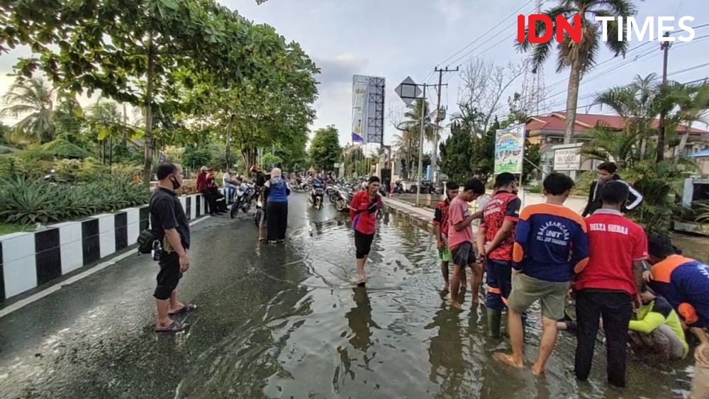 Lima Hari Kebanjiran, Warga Samarinda Cuma Diberi Satu Nasi Bungkus