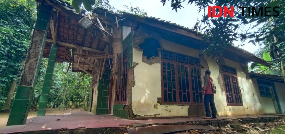 Nenek Sumi Tinggal Bersama Anaknya yang Lumpuh di Rumah Nyaris Ambruk