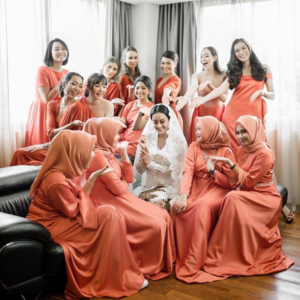 10 Referensi Anggun Model Gaun Bridesmaid Satin