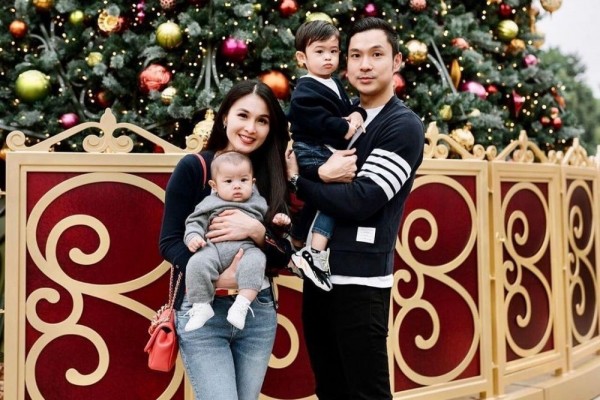 Tetap Glowing dan Menawan, 9 Potret Modis Sandra Dewi Saat Asuh Anak!