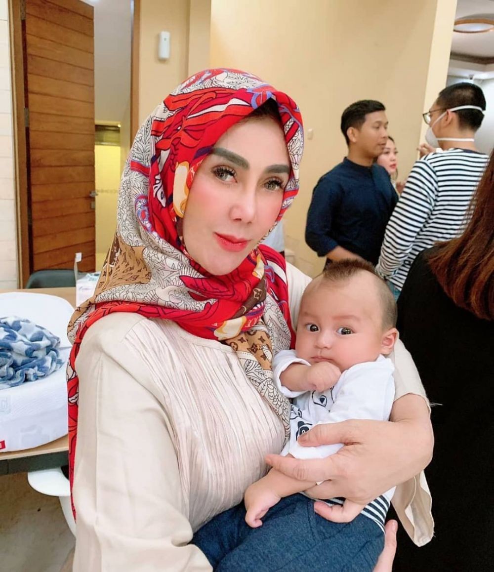 9 Ragam Model Hijab Mama Amy Ibu Raffi Ahmad Yang Selalu Tampil Hits