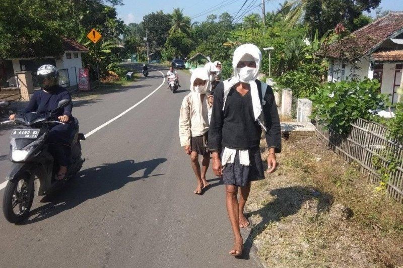 Warga Baduy Jalan Puluhan Km demi Silaturahmi ke Bupati dan Gubernur