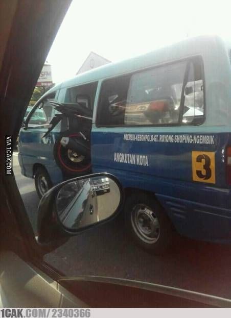 10 Potret Tingkah Orang Ogah Kepanasan ini Bikin Tepok Jidat, Ambyar!