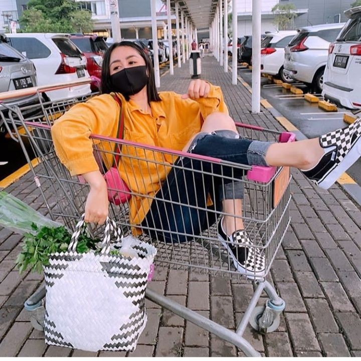 9 Foto Selebriti Saat Sibuk Belanja Bulanan, Semuanya Dibeli!