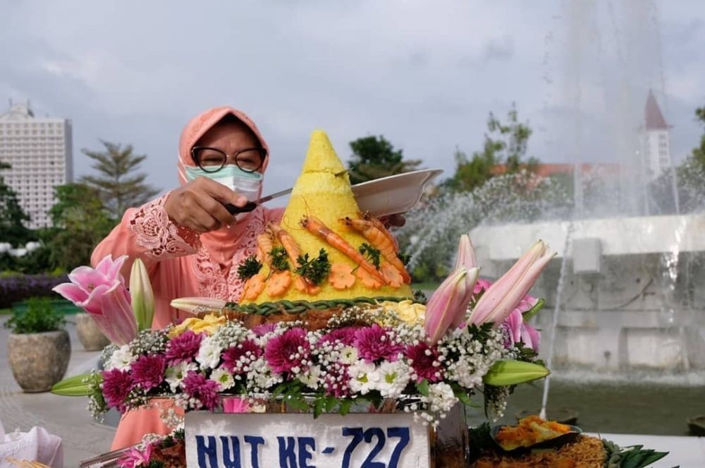 HUT ke-727 Surabaya, Risma Potong Tumpeng dan Berpidato Virtual