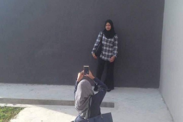 Penuh Perjuangan, 10 Momen saat Foto OOTD yang Bikin Ngakak