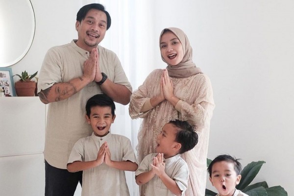 Dikaruniai 5 Anak, 10 Potret Bahagia Keluarga Enno Lerian