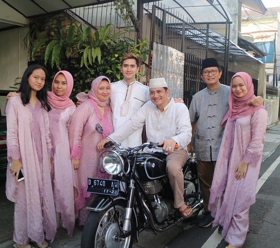 Harmonis, 10 Potret Keakraban Verrell Bramasta dan Ibu Tirinya, Sarni