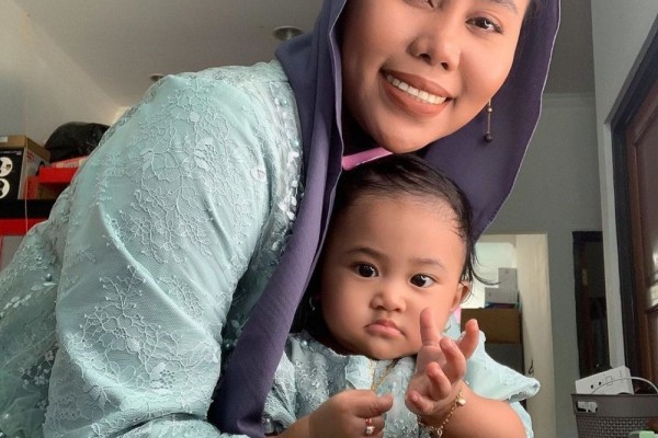 Gemas, 9 Potret Evi Masamba Momong Anak saat di Rumah Saja