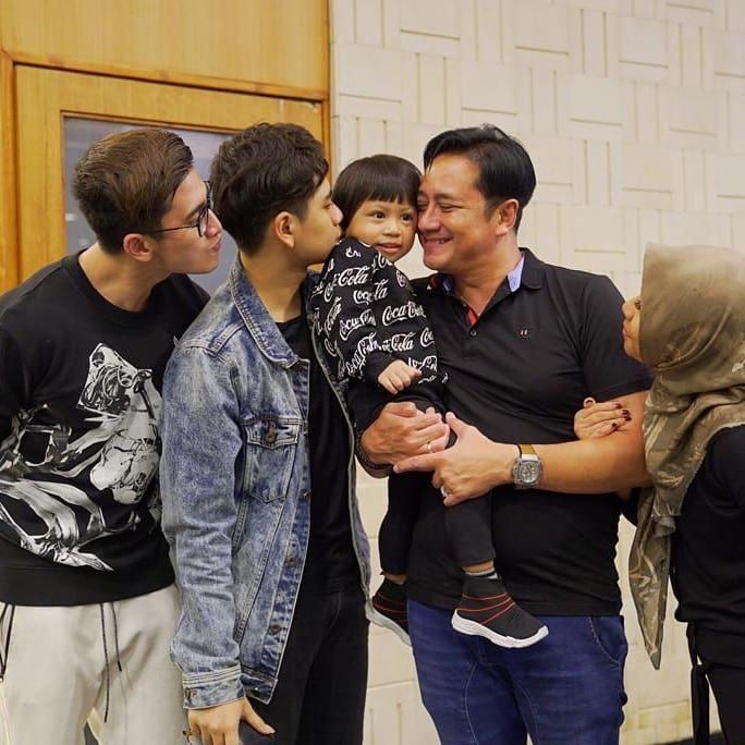 Harmonis, 10 Potret Keakraban Verrell Bramasta dan Ibu Tirinya, Sarni