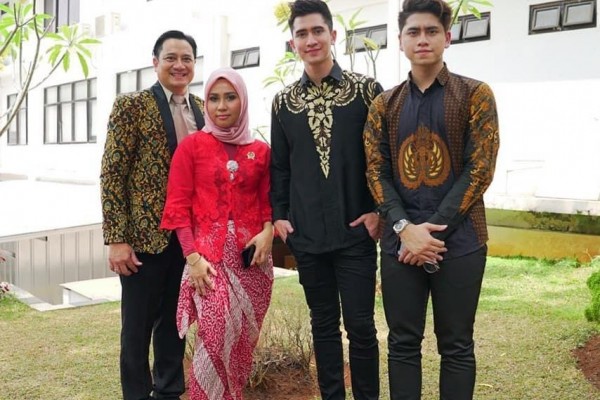 Patut Dicontoh, 10 Potret Kedekatan Verrell Bramasta dengan Ibu Tiri