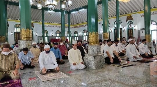 Masjid Agung SMB Jayo Wikramo Palembang Potong Hewan Kurban Malam Hari
