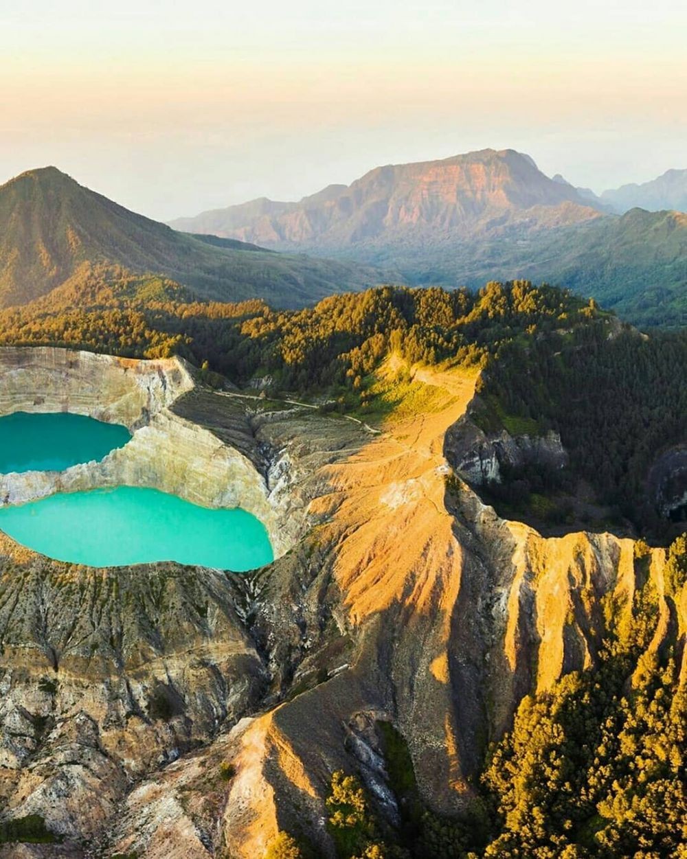 10 Danau Warna-warni Paling Cantik di Dunia, Indonesia Juga Punya Lho!