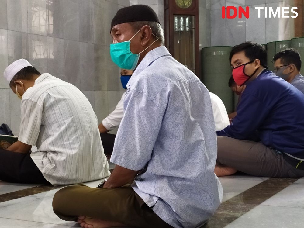 Tak Takut Zona Merah, Warga Semarang Padati Masjid untuk Salat Jumat