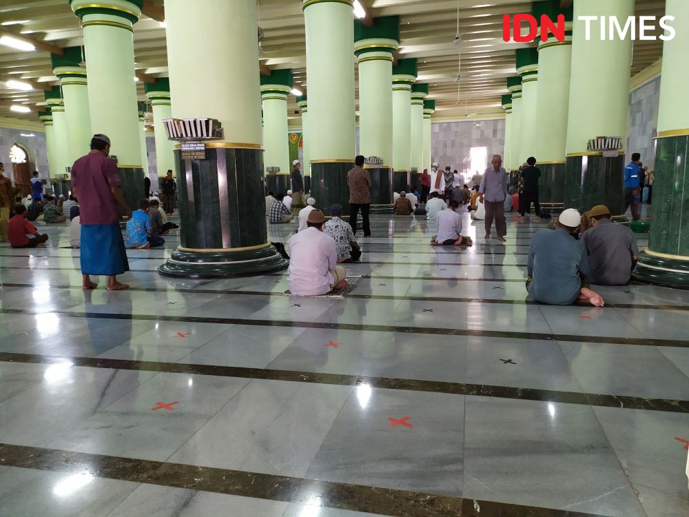 Tak Takut Zona Merah, Warga Semarang Padati Masjid untuk Salat Jumat