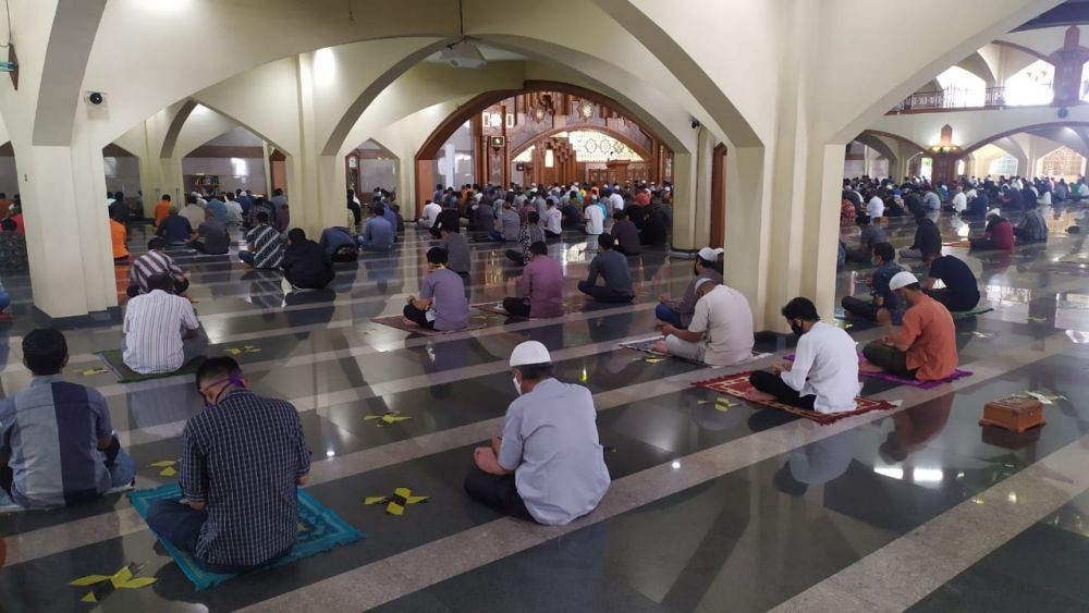 Lama Ditutup, Masjid Pusdai Bandung Gelar Solat Jumat Perdana