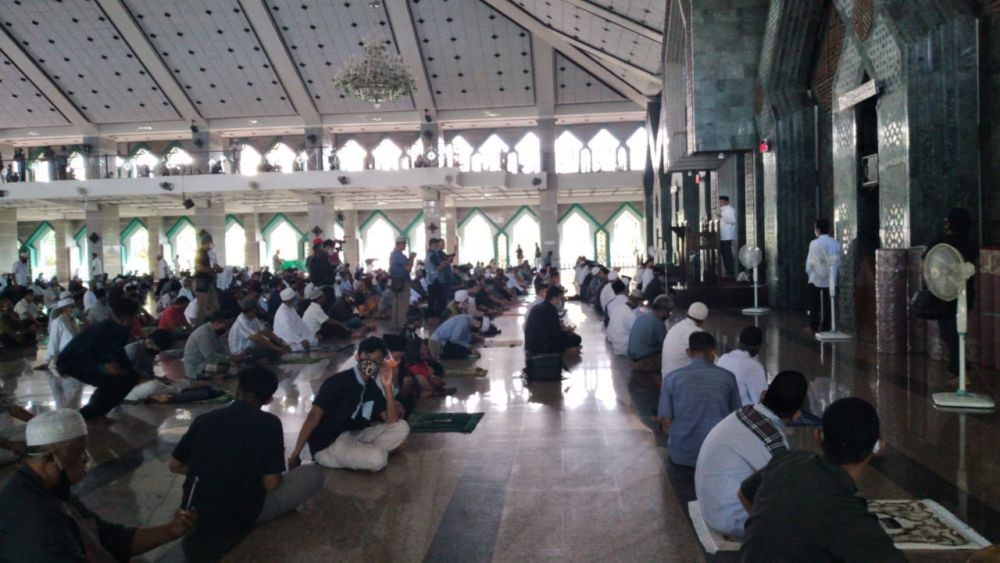 Foto Suasana Salat Pertama di Masjid Al-Markaz Makassar