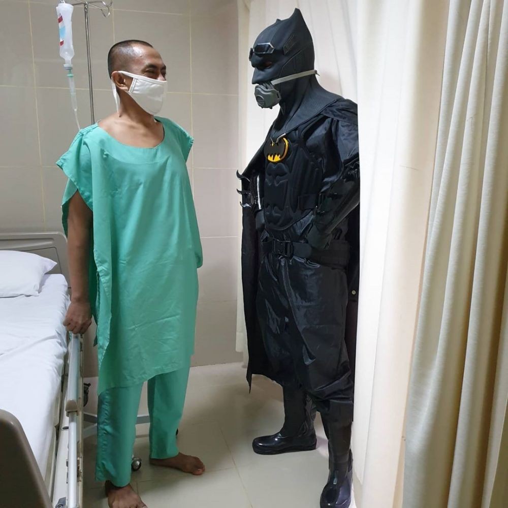 Goks! Dokter Ini Berkostum Superhero Tangani Pasien COVID-19