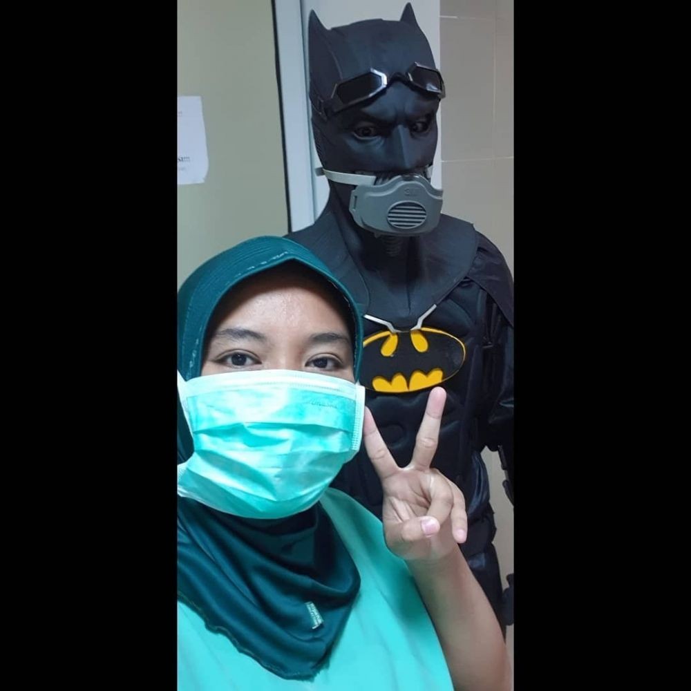 Goks! Dokter Ini Berkostum Superhero Tangani Pasien COVID-19