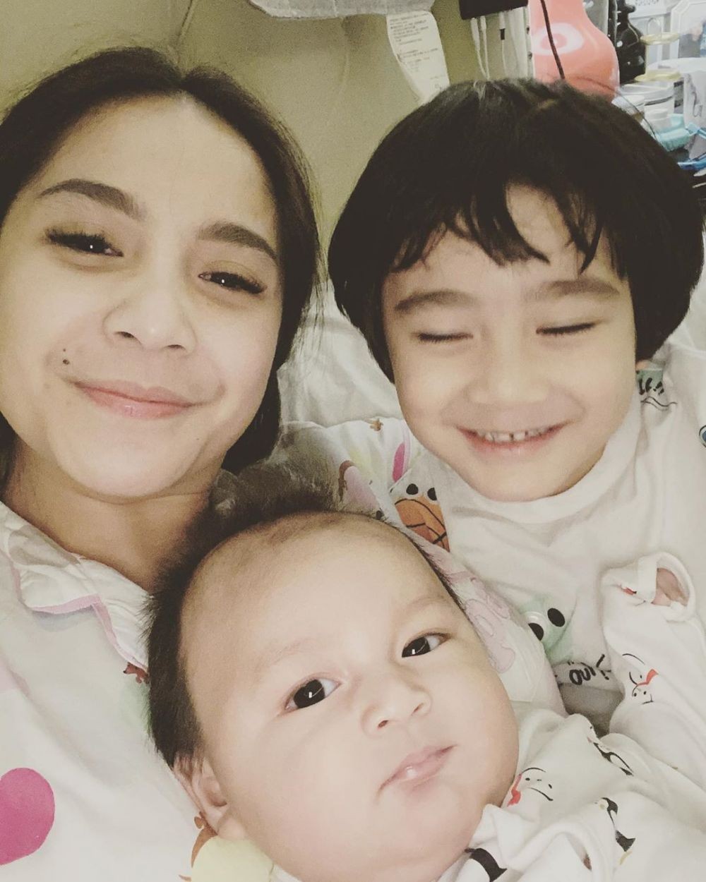 10 Potret Gemas Nagita Slavina Saat Momong Baby Kiano 