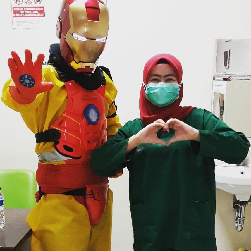 Goks! Dokter Ini Berkostum Superhero Tangani Pasien COVID-19