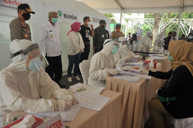 Kasus COVID-19 Melonjak di Banten, Pemeriksaan Test Swab Mengantre