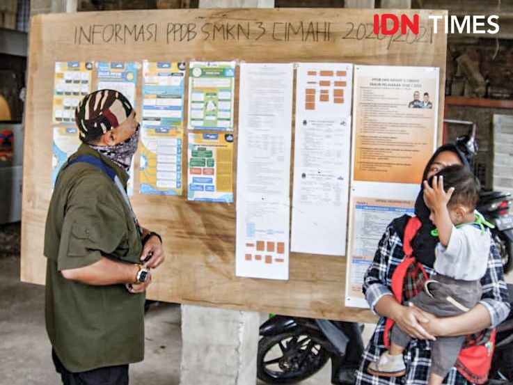 PPDB Jabar via Online Bikin Bingung, Ortu Siswa Pilih Datangi Sekolah