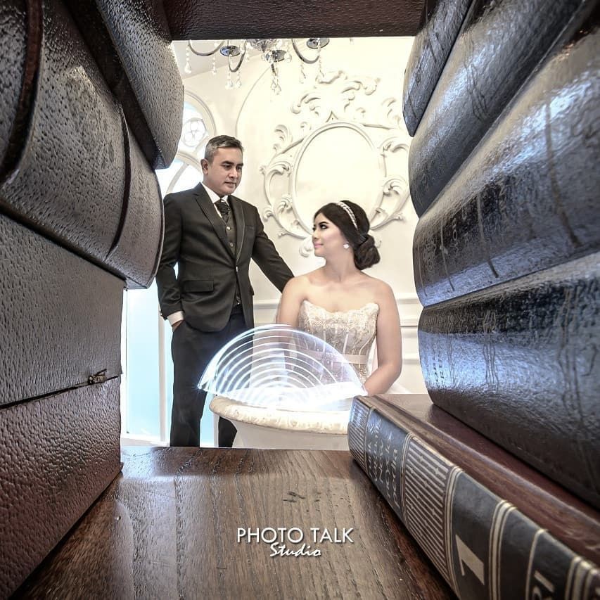Anggun Memesona! 9 Ide Foto Prewedding ala Qory Sandioriva-Shah Rei