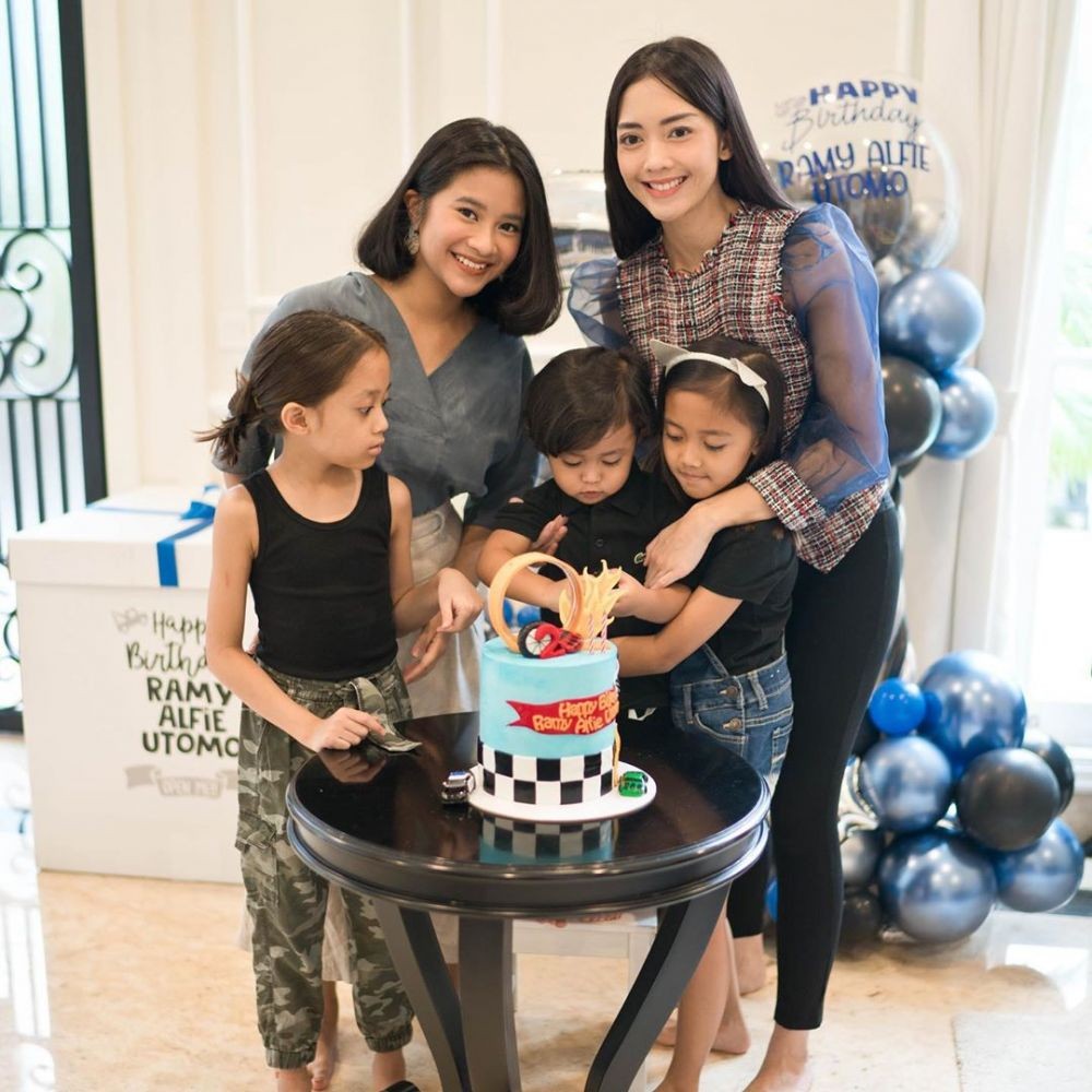 Gak Seperti di Dongeng, 10 Artis Ini Bukti Nyata Ibu Tiri Itu Baik