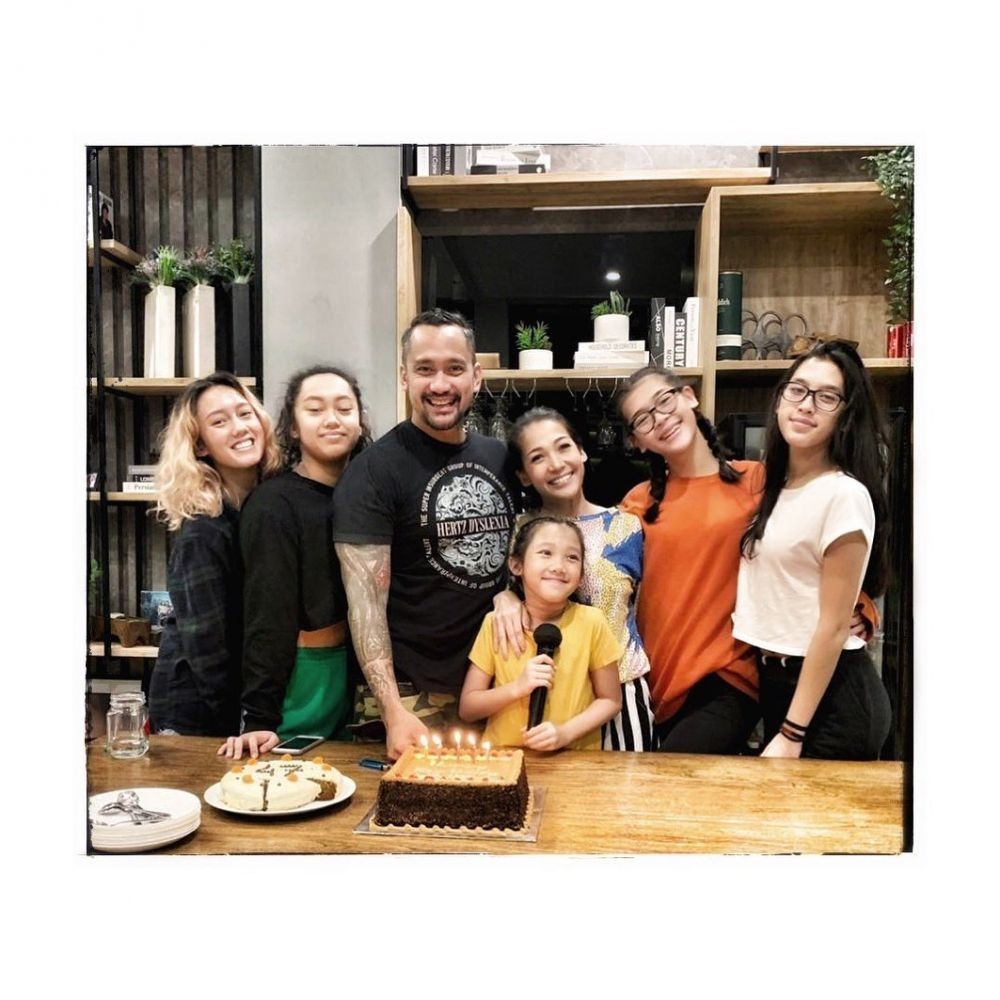 Gak Seperti di Dongeng, 10 Artis Ini Bukti Nyata Ibu Tiri Itu Baik