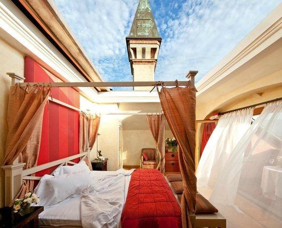 Tidur di Alam Terbuka, 10 Potret Kamar Hotel Tanpa Atap dan Dinding