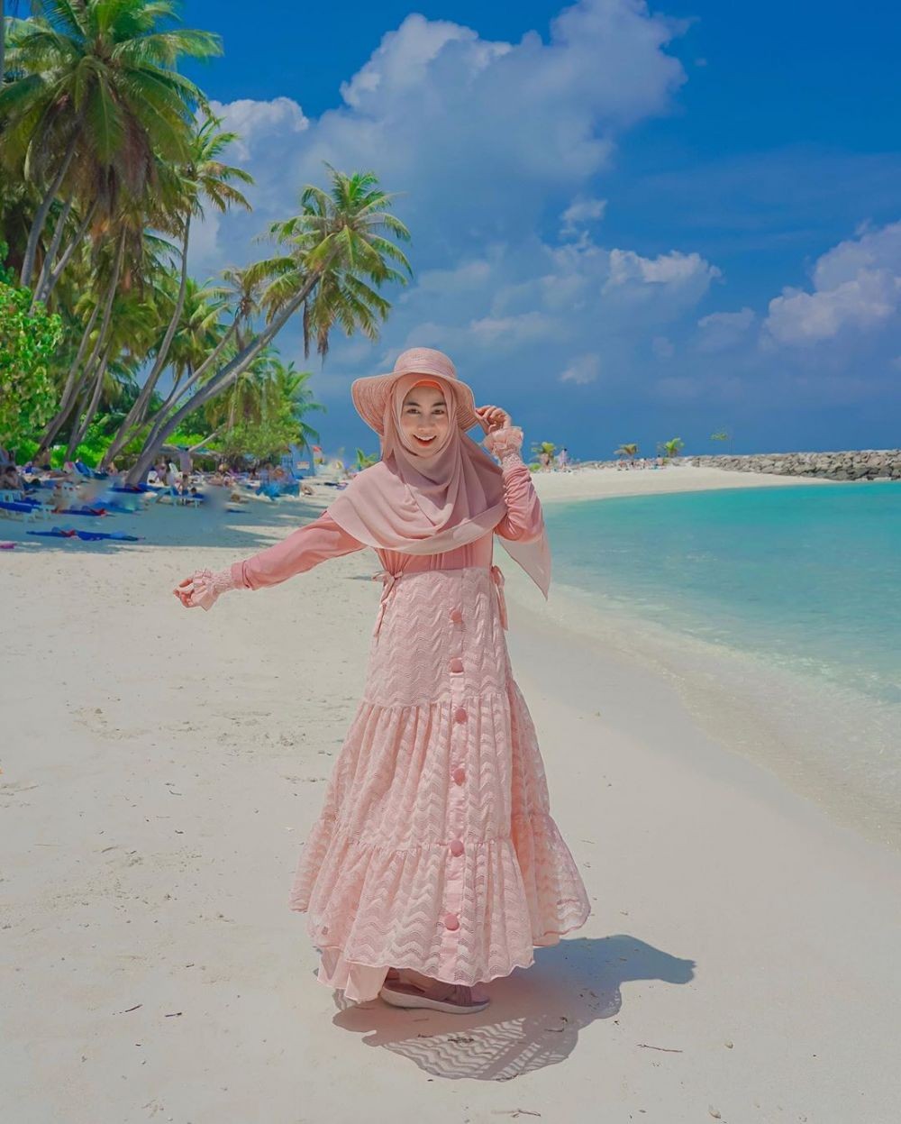 10 Potret Anisa Rahma yang Hobi Traveling Pakai Gamis, Manis Abis!