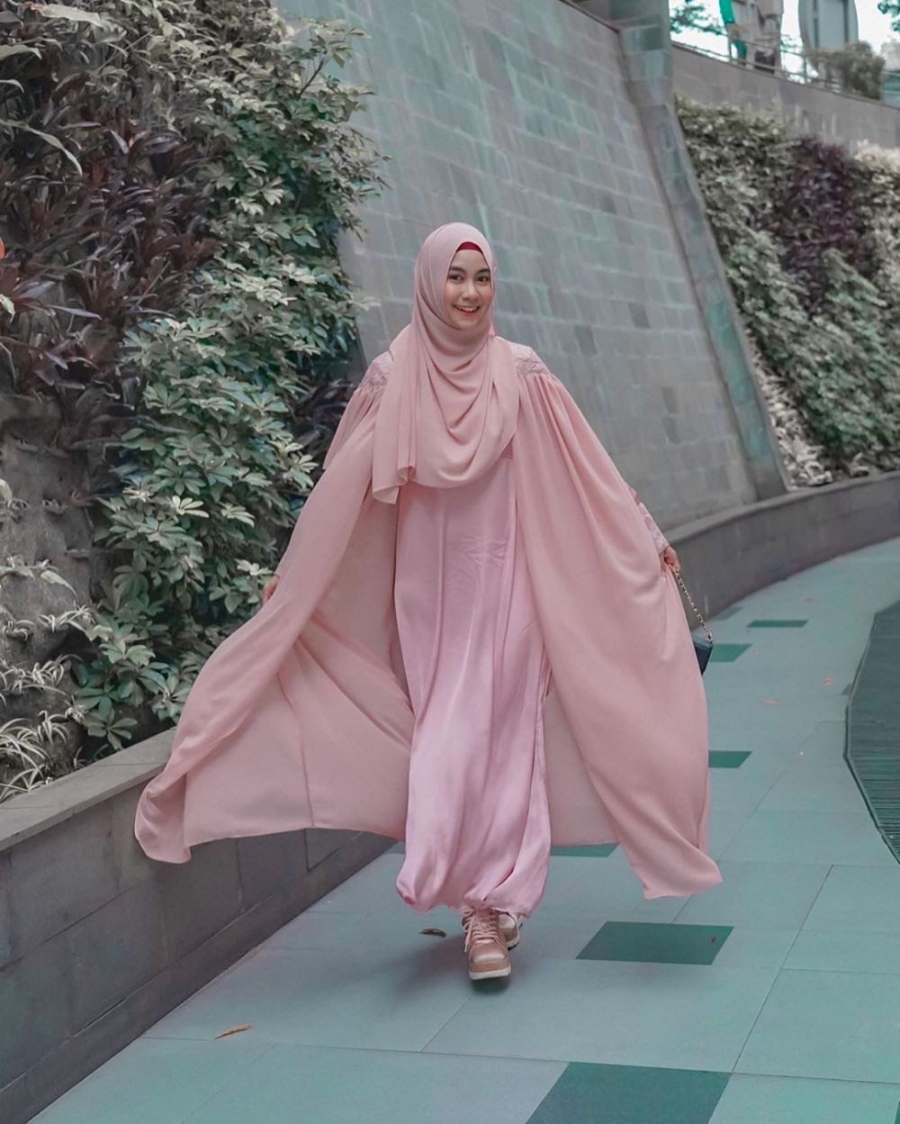 10 Potret Anisa Rahma yang Hobi Traveling Pakai Gamis, Manis Abis!