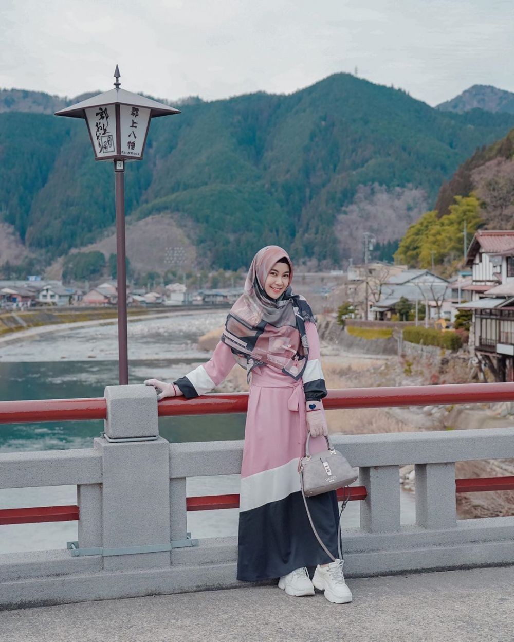 10 Potret Anisa Rahma yang Hobi Traveling Pakai Gamis, Manis Abis!