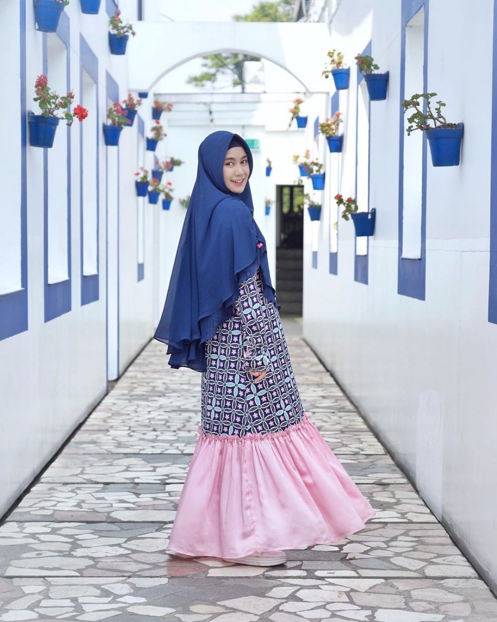 10 Potret Anisa Rahma yang Hobi Traveling Pakai Gamis, Manis Abis!