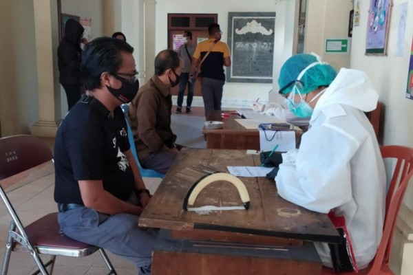Jelang Pilkada, 35 Jajaran KPU Tabanan Jalani Rapid Test