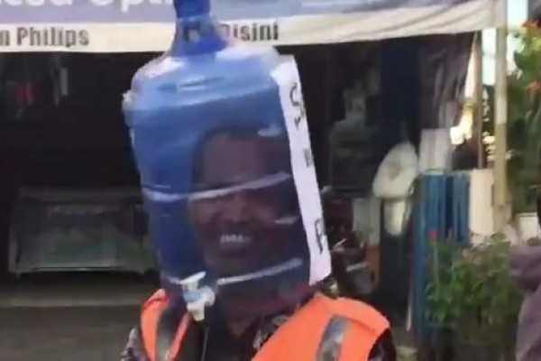 Sambut New Normal, Pengatur Lalin di Yogyakarta Pakai Galon di Kepala