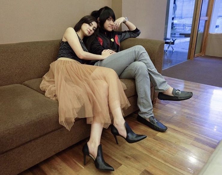 10 Potret Mesra Kevin dan Vicy yang Tunda Nikah karena Pandemik