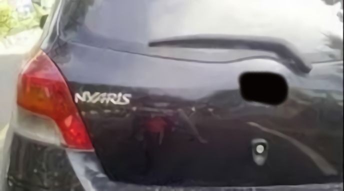 10 Tulisan Kocak di Mobil yang Bisa Buat Kamu Ngakak Sendiri