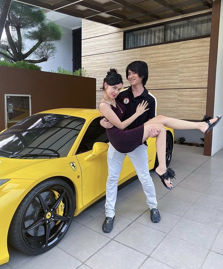 10 Potret Mesra Kevin dan Vicy yang Tunda Nikah karena Pandemik