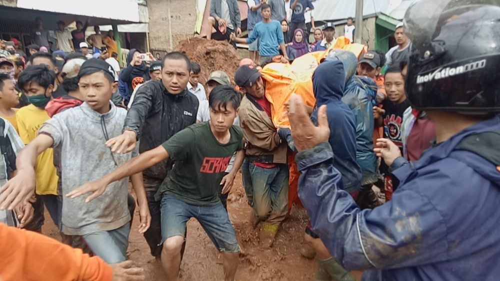 Rumah Bergeser ke Tengah Jalan Terseret Arus Banjir di Bantaeng