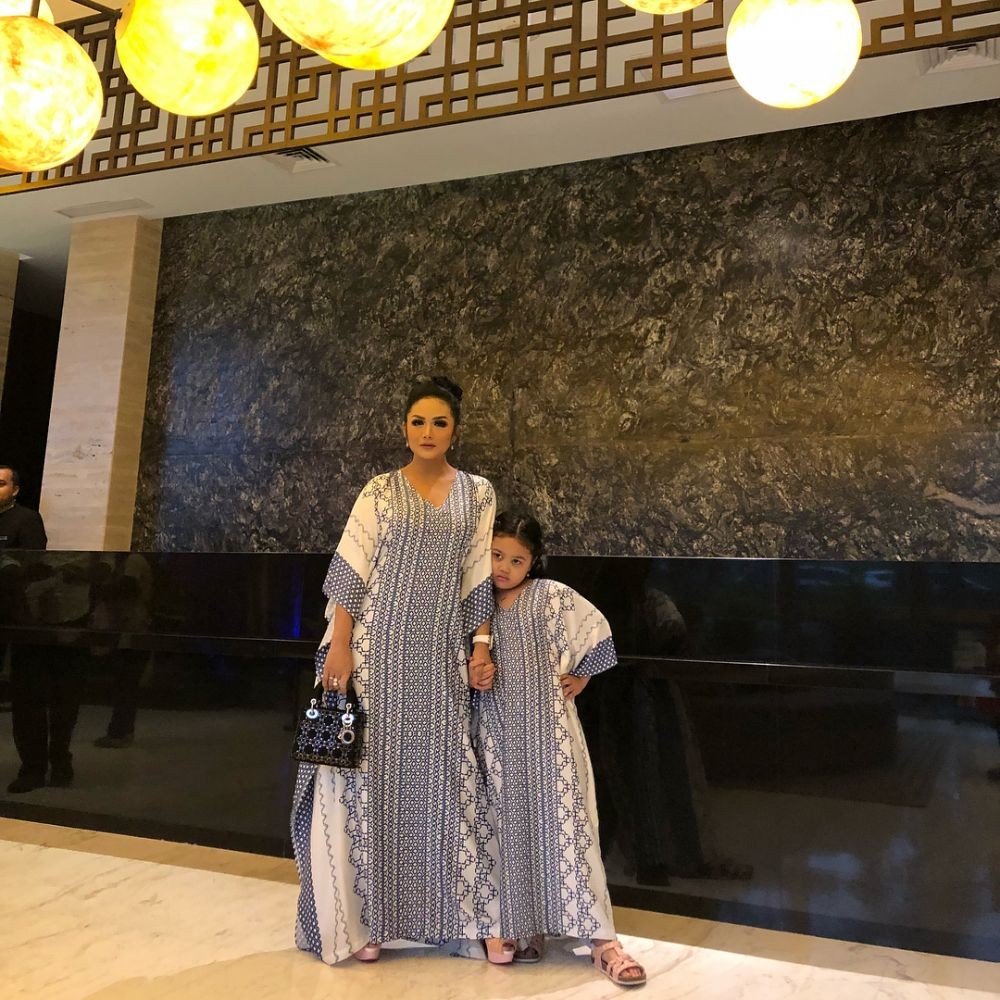 10 Potret Krisdayanti dan Amora Lemos Kompakan OOTD