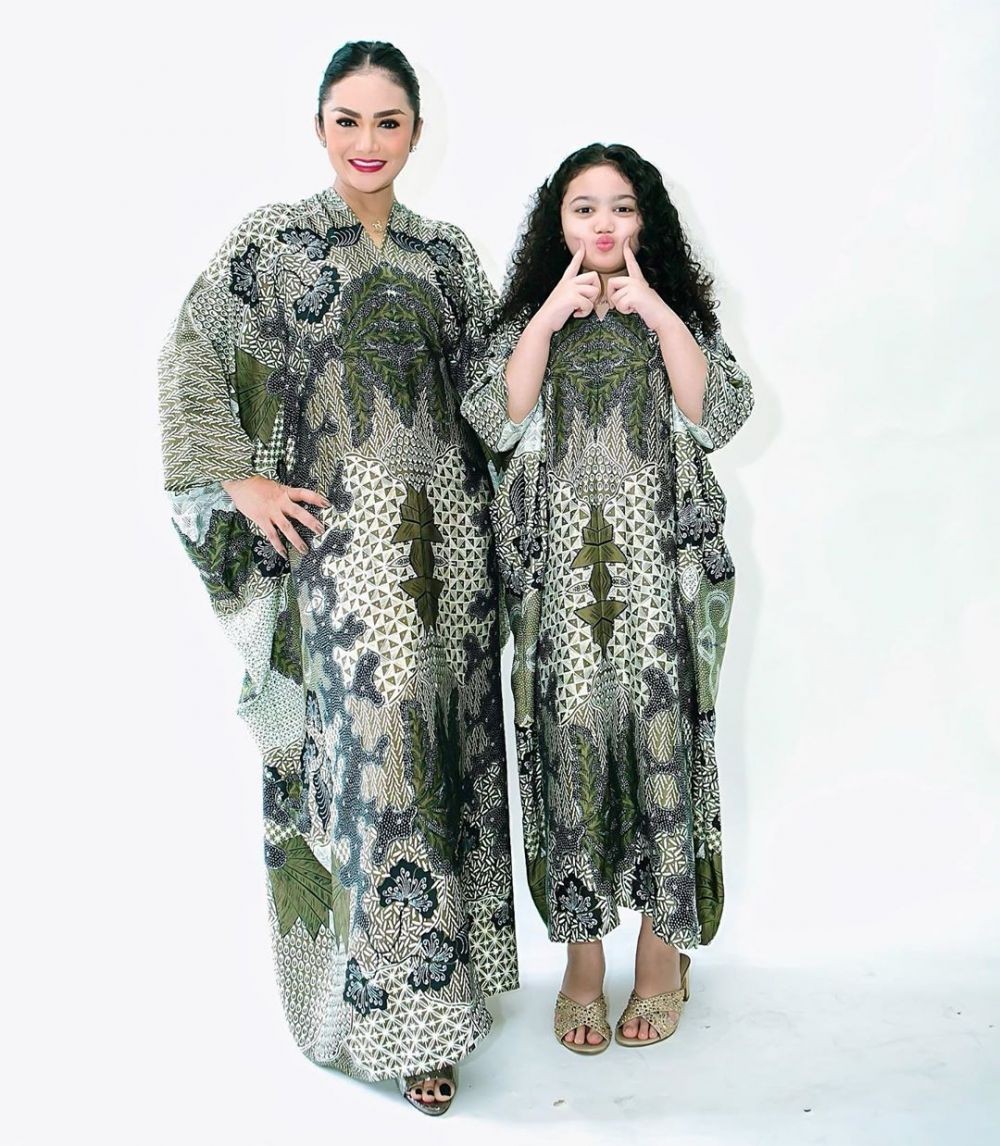 10 Potret Krisdayanti dan Amora Lemos Kompakan OOTD