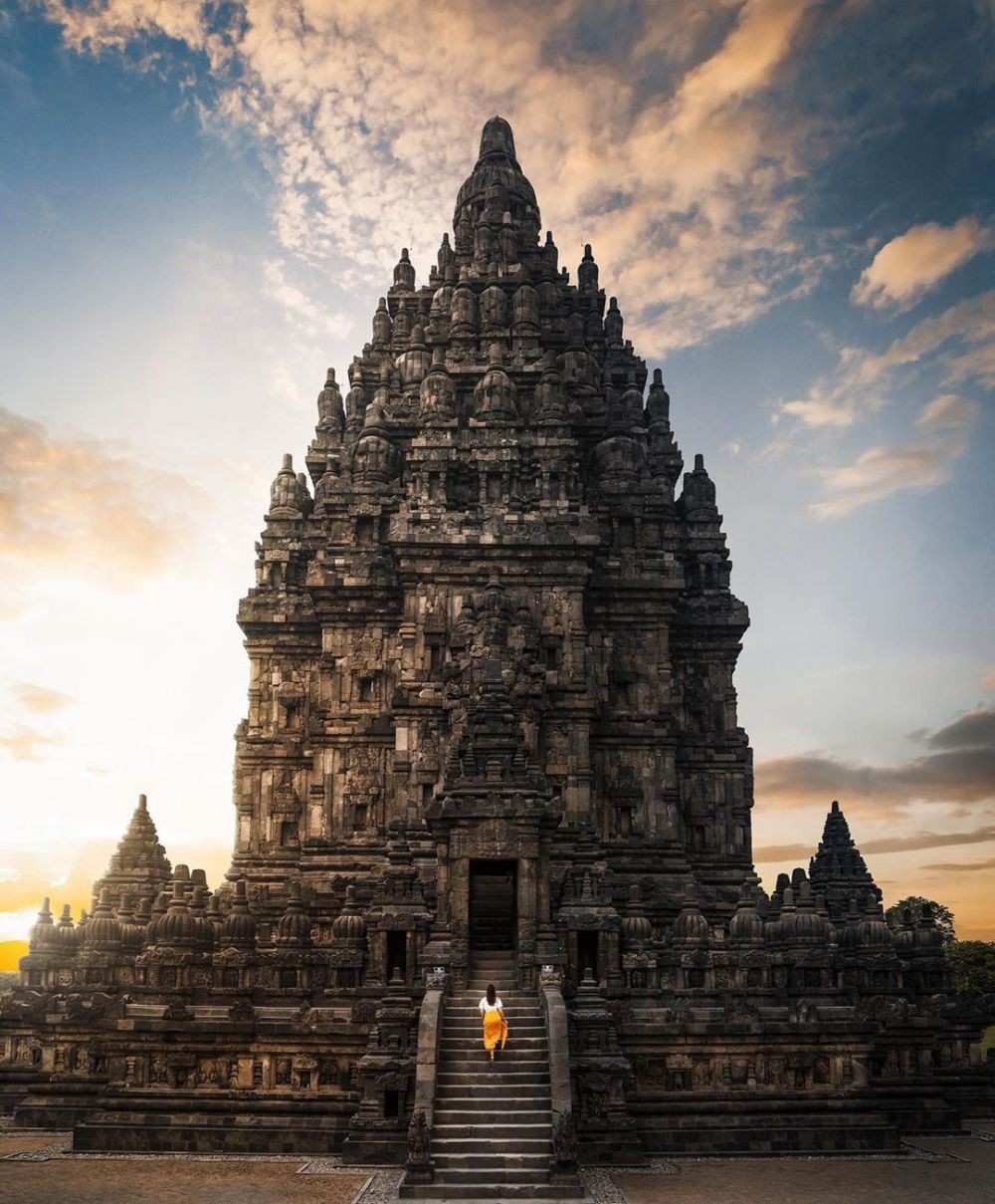 10 Candi di Indonesia yang Menyimpan Cerita Misterius