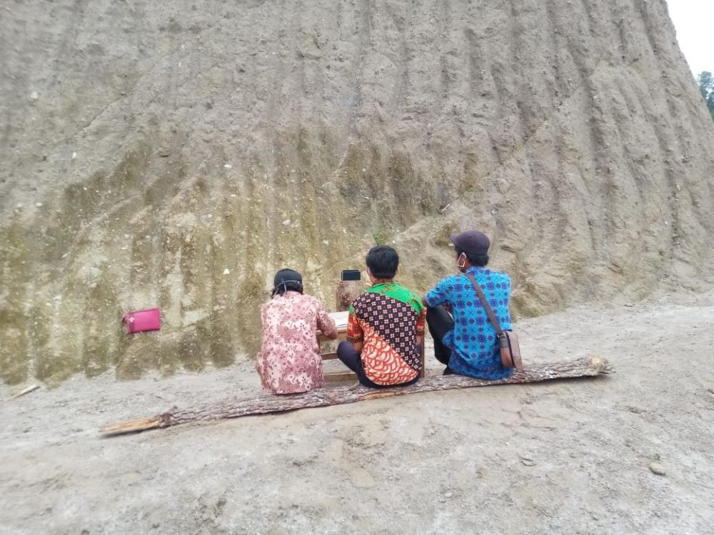 Pelantikan Virtual, Anggota PPS Tana Toraja Cari Sinyal di Kaki Bukit