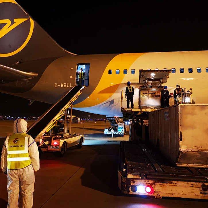 Muat 14 Penumpang, Pesawat Garuda Keluar Landasan Bandara di Makassar