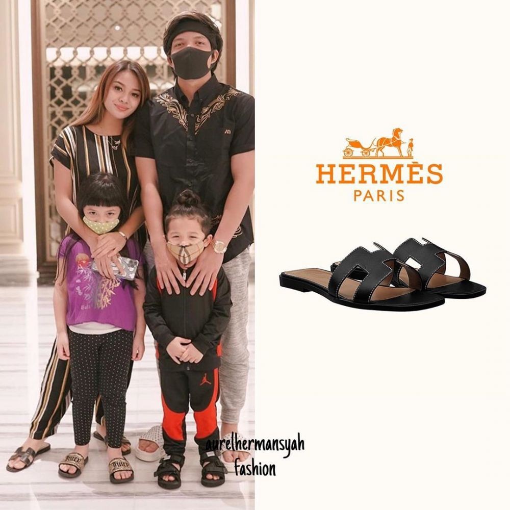 Bisa Kebeli iPhone, 9 Harga Sandal Aurel Hermansyah ini Bikin Melongo