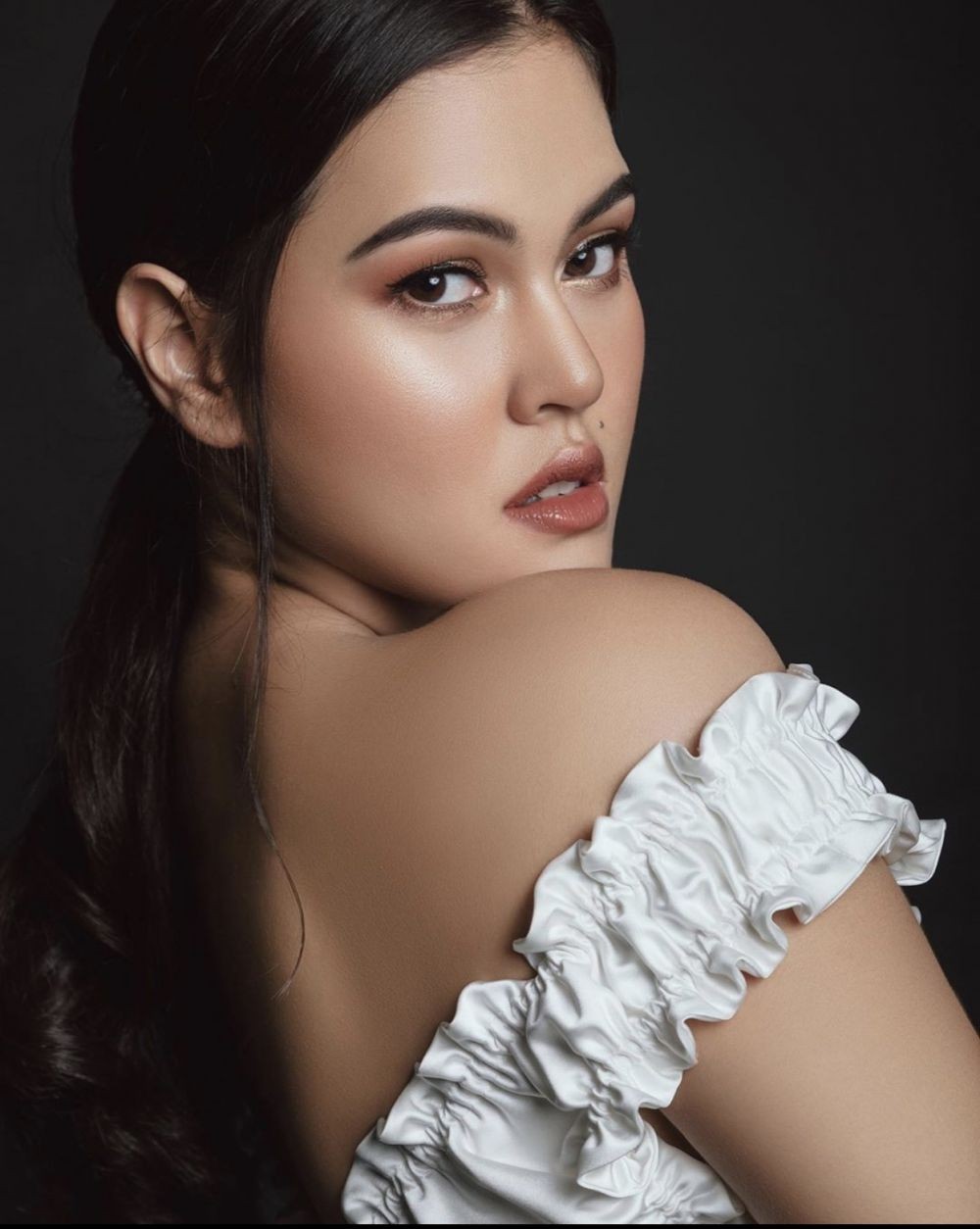 10 Pemotretan Pose Eksotis Rebecca Tamara yang Mirip Kendall Jenner