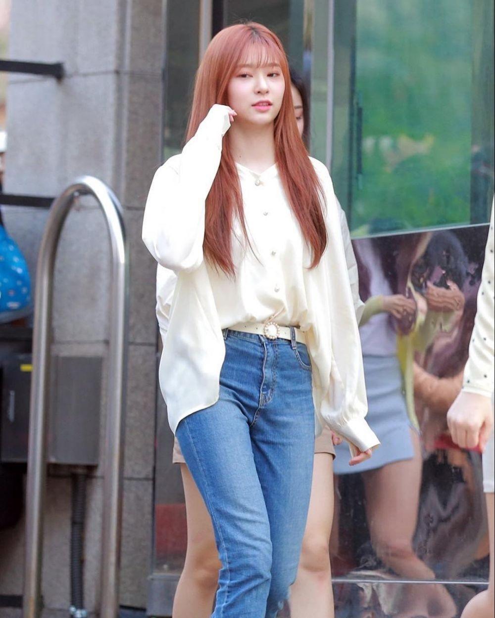 9 Outfit Kim Minju IZ*ONE, Memikat dengan Gaya Kasual hingga Feminin!